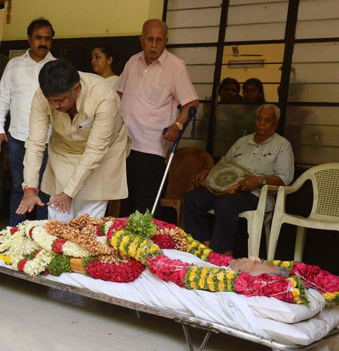 When hundreds turned up at Karnad's house to pay homage, the family requested them to pay their last respects to him at the crematorium and declined to keep his body for public viewing outside.