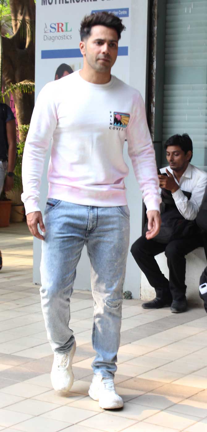Varun Dhawan was also spotted by the paparazzi in his casual attire, light pink tee, and denim. Varun is busy shooting for Street Dancer 3D opposite Shraddha Kapoor. The actor got himself so involved in the project that the actor cried on the sets of the film while filming for a sad number