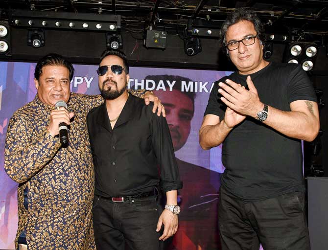 Veteran singers Anup Jalota and Talat Aziz also attended Mika Singh's birthday bash.