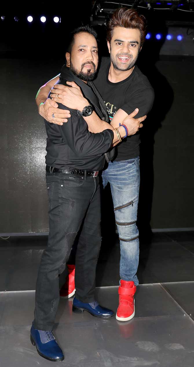 Mika Singh also took to his Instagram account to share a photo of langar hosted by his friend Dilbagh Singh and wrote, 