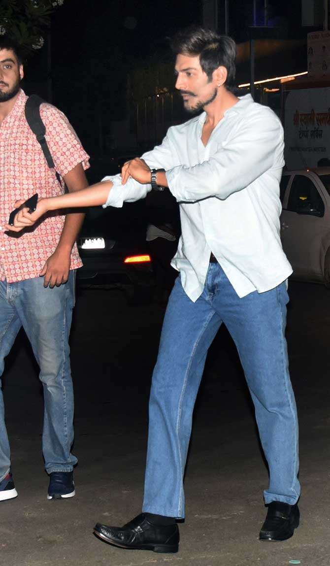 However, Kartik Aaryan's visit to the same building as Sara Ali Khan had raised many eyebrows. While we were not sure who Kartik paid a visit to, the grapevine buzz was that he met Sara Ali Khan.
