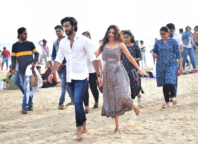 Jaaved Jaaferi's son, Meezaan and Sanjay Leela Bhansali's niece, Sharmin Segal were clicked at the Juhu beach in Mumbai where they were promoting their upcoming debut movie, Malaal. For the promotions, Sharmin wore an adorable printed maxi dress, Meezan looked dapper in his white shirt and jeans. All Pics/Yogen Shah
