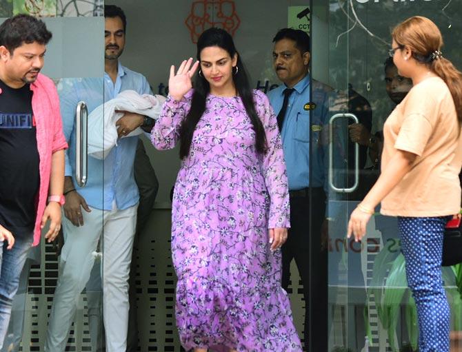 Esha Deol gets discharged from the hospital after she gave birth to her daughter Miraya in Khar, Mumbai. Two years after welcoming baby Radhya, Esha Deol and husband Bharat Takhtani became parents to another girl on Monday. All pictures/Yogen Shah, Sayyed Sameer Abedi
