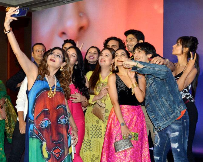 Tanaaz Currim clicks a group selfie with the cast of her show Kahaan Hum Kahaan Tum at the launch event.