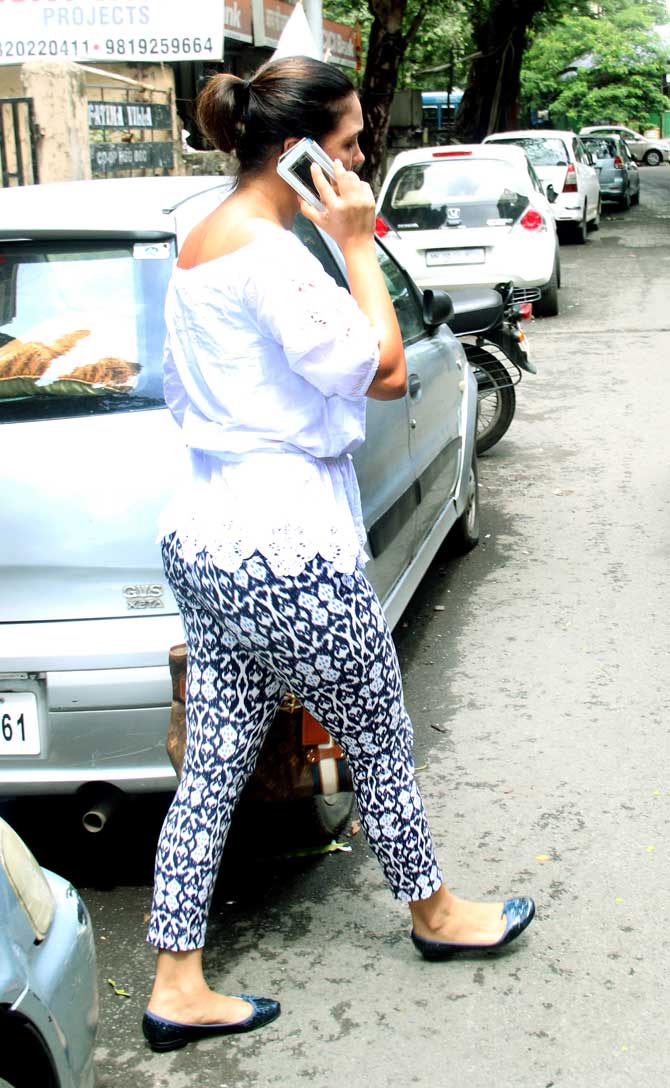 Lara Dutta and husband Mahesh Bhupathi were clicked strolling the streets on Bandra, Mumbai. Lara opted for a white off-shoulder top, paired with printed pants and black shoes for the outing. 