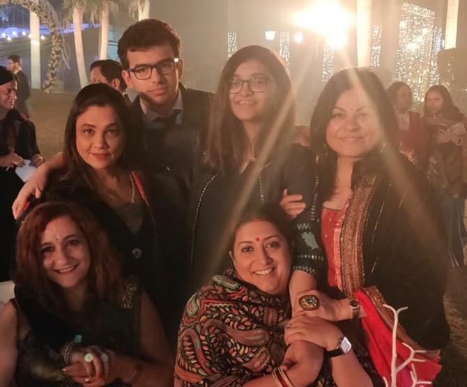 Smriti Irani who shares a special bond with her three children is seen bonding with her friends and family in this picture. Smriti captions this candid pic: Friends à¤¨à¤¹à¥Âu00c2u0080à¤Âu00c2u0082 Family (Not friends but family)