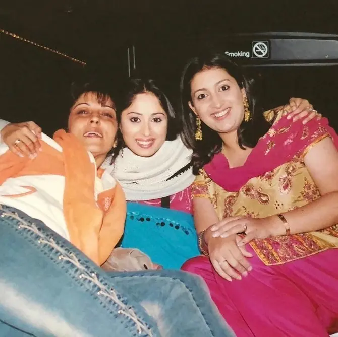 Smriti Irani shared this throwback picture of herself where she is seen having a gala time with her friends. Smriti captioned the pic: While Mona Irani can still fit into her old jeans I can barely get 1 leg into mine.