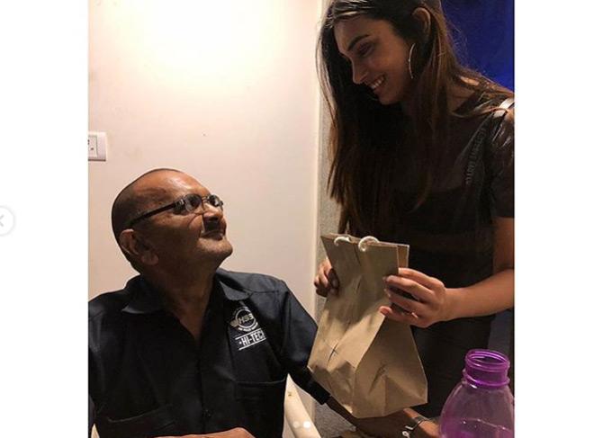 Being the kind-hearted person that she is, Vaishnavi Andhale doesn't like to waste food and rather opts to take it back with her and give the ones who are in need of it. Through her Insta post, she says sharing food brings a smile on their face and it automatically makes her day by seeing them happy.
In picture: Vaishnavi Andhale gives a packet of meal to a needy person.