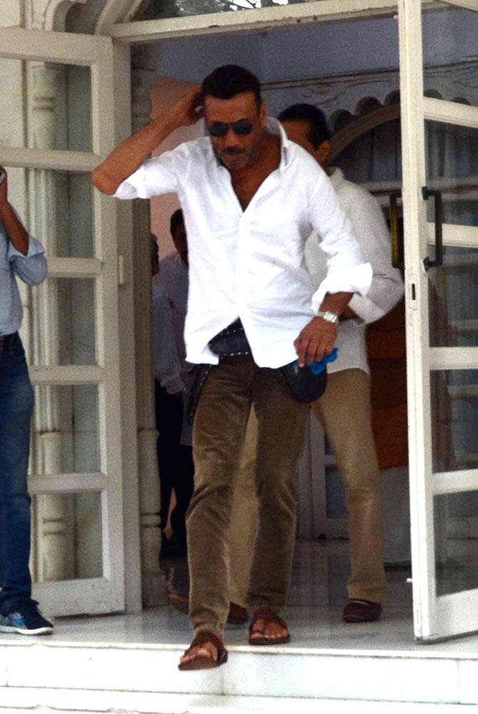 Veteran actor Jackie Shroff came in to offer his condolences to Pahlaj Nihalani and family a ISKCON Temple in Juhu.