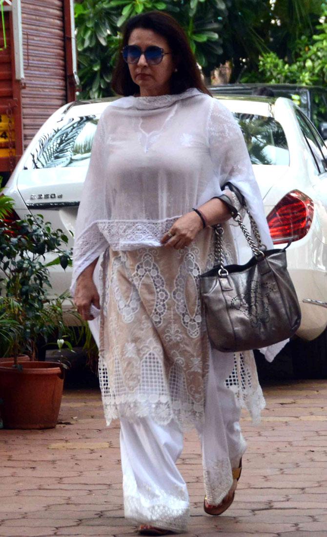 Veteran actress Poonam Dhillon also came in to offer her condolences to Pahlaj Nihalani and family at ISKCON Temple in Juhu.