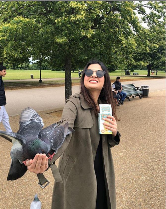 That million dollar smile! Sakshi Dhoni seen here feeding some pigeons and having a great time doing it.