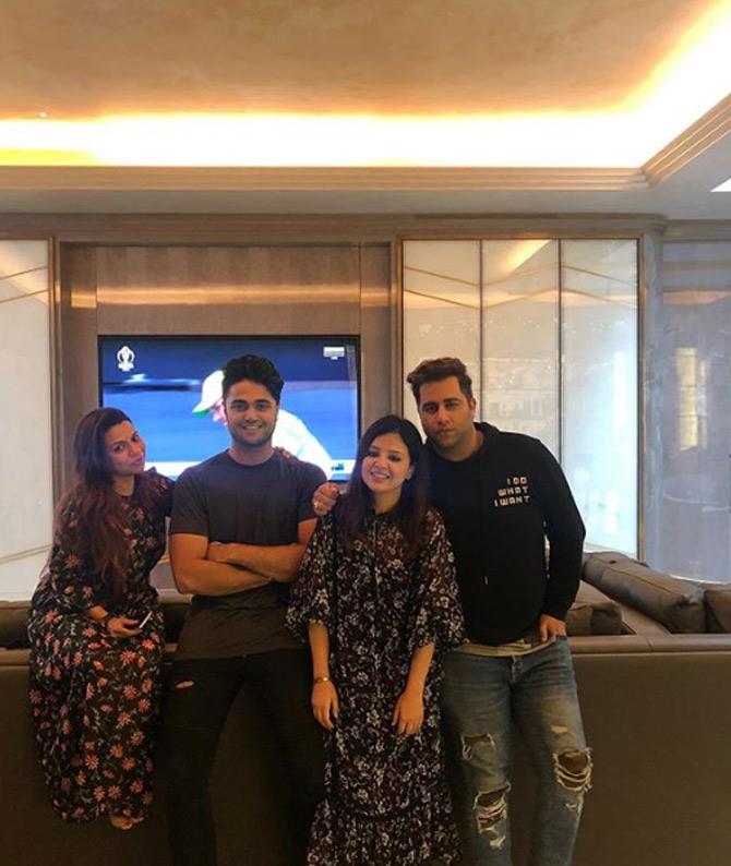 Sakshi Dhoni is seen here with a few friends. He captioned, 