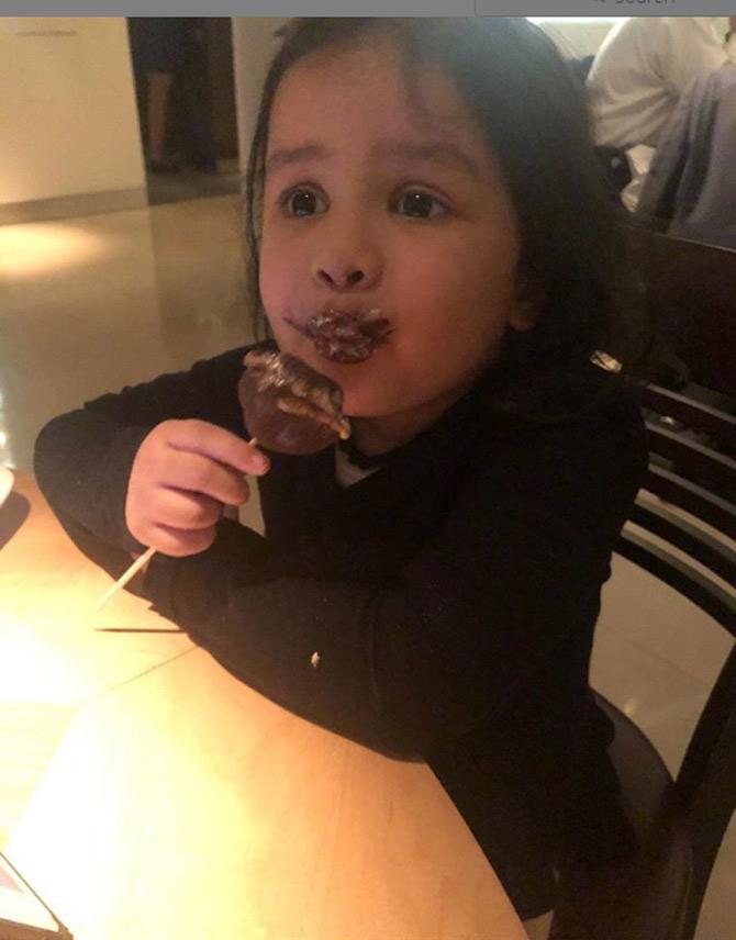 That is one messy eater! Ziva Dhoni is seen here enjoying a chocolate ice cream. The little Dhoni captioned this picture as, 