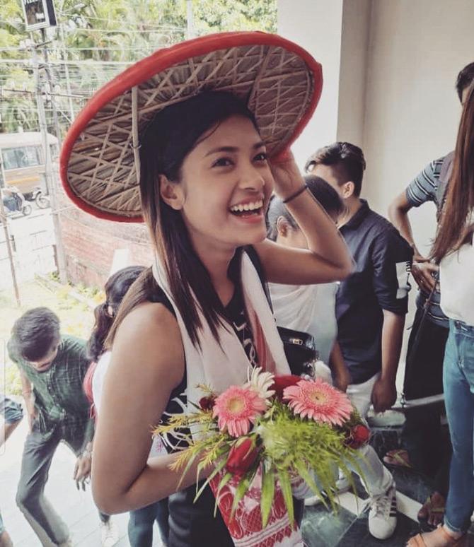 19-year-old Assam-based model Jyotishmita Baruah did not win any awards at the star-studded grand finale of the Miss India beauty pageant but won many hearts. The college-going student represented Assam at the beauty pageant contest and ended in the top of the competition.
In pic: Jyotishmita Baruah all smiles as she comes home after the Miss India competition.