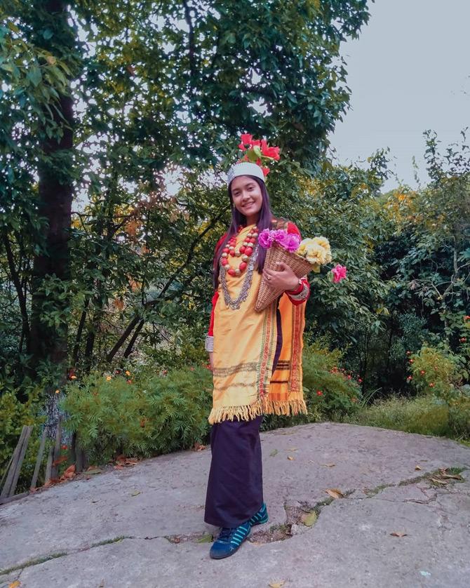 19-year-old Jyotishmita Baruah proves that she truly belongs to the land of Assam when she shared this awww-dorable picture of herself clad in the traditional attire of Assam. While sharing this picture with her fans and followers, Jyotishmita wrote: The ethnic and traditional style of the clothes worn is what defines the exquisiteness of the state.