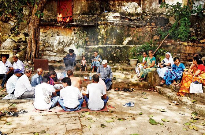 It was an emotional day for the family of Rajesh Maru on June 20 when they performed the last rites for his finger that had been returned by the forensic laboratory. The rites were done eighteen months after he died.  They performed the last rites at Walkeshwar where they cremated the fingers on a pile of wood and threw the ashes in the water as per Hindu rituals. All family members including Rajesh's mother bid him the final adieu