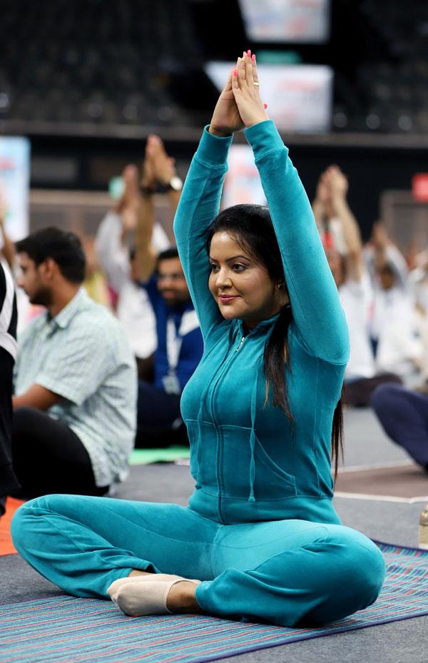 Amruta Fadnavios' husband and Chief Minister of Maharashtra performed yoga with Ramdev on the the fifth edition of International Yoga Day