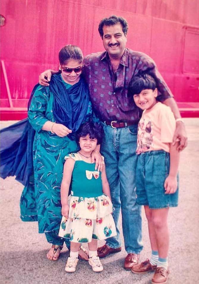 A rare but lovely picture of Arjun Kapoor's family - himself with sister Anshula, mom Mona Shourie Kapoor and dad Boney Kapoor. Doesn't it look like a typical Indian family portrait and make you nostalgic?