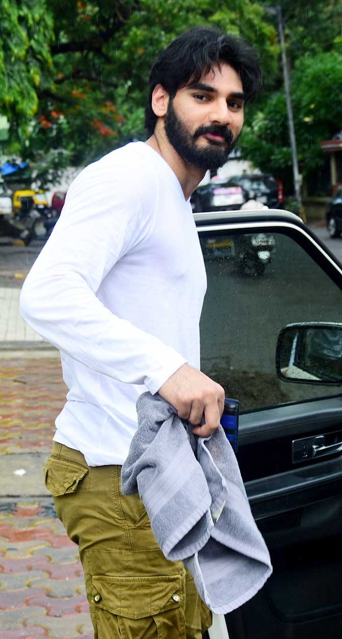 Suniel Shetty's son Ahan Shetty showed off his uber cool side as he was spotted in Bandra. Ahan wore a white t-shirt and cargo pants. This beard look of Ahan reminds us of a young Suniel Shetty. Ahan is set to make his grand entry in Bollywood with Hindi remake of Telugu film RX 100 in which he will be seen romancing with Tara Sutaria.