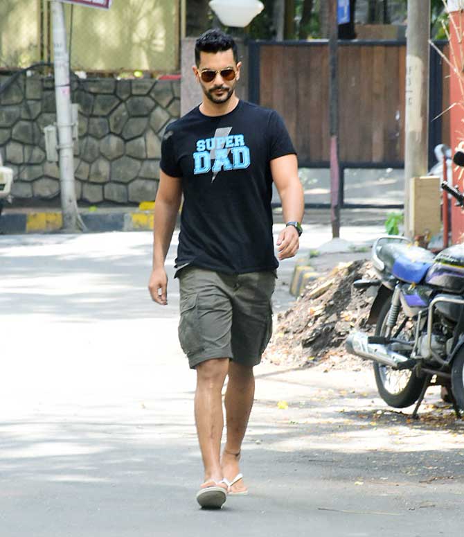 The Super Dad of Bollywood, Angad Bedi was clicked strolling the streets of Bandra. Angad wore a black t-shirt and grey shorts for his outing. Angad regularly shares photos of his little munchkin, Mehr Dhupia Bedi on social media. His photos will certainly leave you with major father goals.