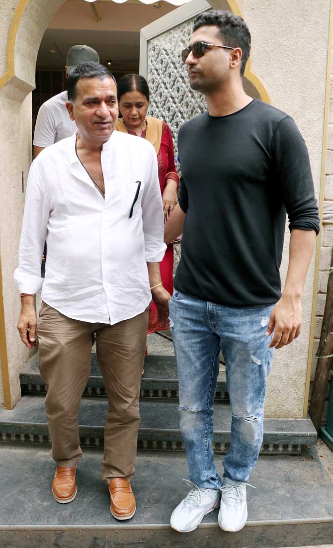 For the brunch, Vicky Kaushal showed off his casual look in his black t-shirt and denim while his brother opted for a white t-shirt and black pants.