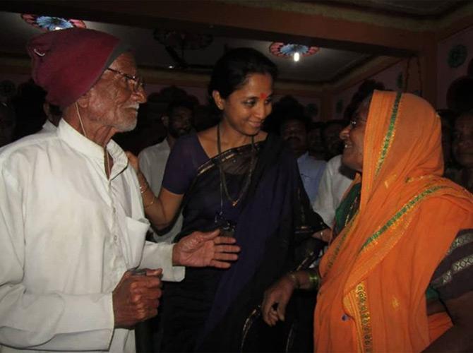 Although being born in a political family and being the daughter of Sharad Pawar, Supriya Sule did not choose politics as her career. Rather, the humble politician spent some time in California, where she studied water pollution at UC Berkeley. Post which she moved to Indonesia and Singapore before returning to Mumbai.