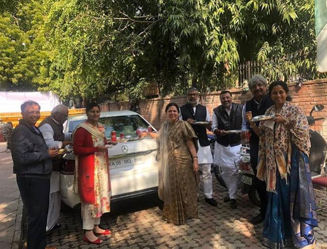 Supriya Sule is seen having lunch with her colleagues as she captions this one: Had a Fabulous Lunch today at 'Baba Ka Dhabba' at Jantar Mantar, New Delhi