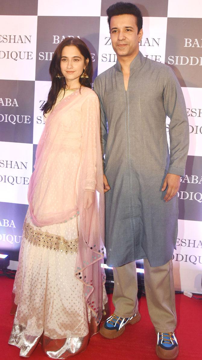 Aamir Ali and wife Sajeeda Sheikh looked adorable as they posed for the photographers at Baba Siddique's Iftar party at a hotel in Bandra.