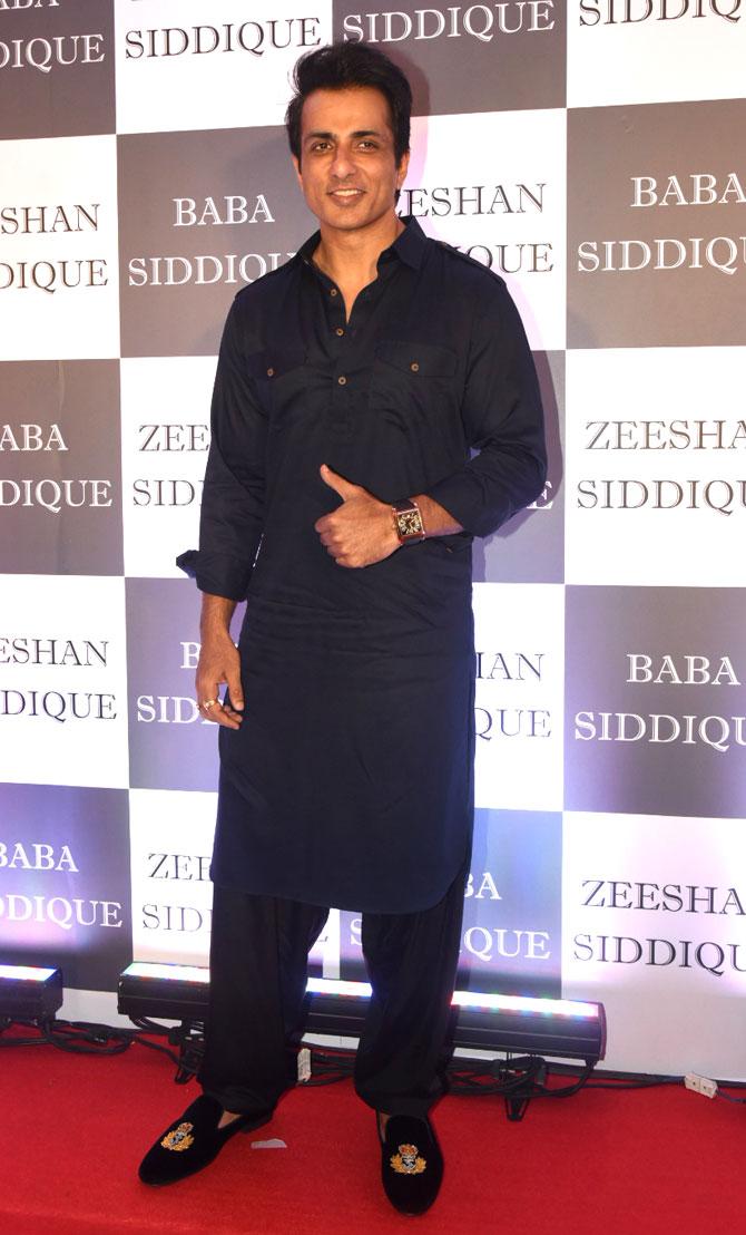 Simmba actor Sonu Sood gives a thumbs up to the photographers at Baba Siddique's Iftar party at Bandra 5-star hotel.