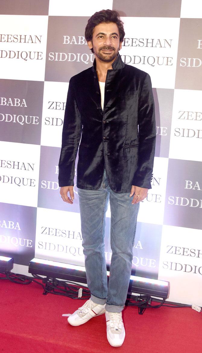 Sunil Grover, who is currently busy promoting Bharat, also attended Baba Siddique's Iftar party at Bandra 5-star hotel.