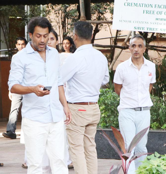 Kedarnath director Abhishek Kapoor also came in to offer his condolences to the Hingorani at the Santacruz crematorium.
