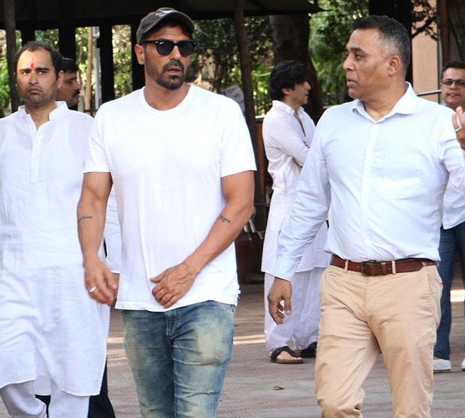 Arjun Rampal and others came in to pay their last respects to industrialist Padma Gobind Hingorani at a crematorium in Santacruz, Mumbai. All pictures/Yogen Shah