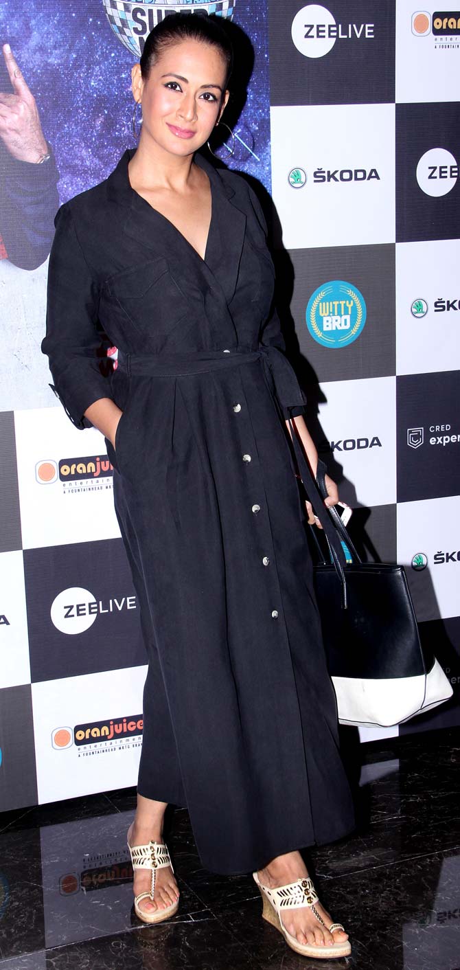 Aarti's Awara Paagal Deewana co-star Preeti Jhangiani too was spotted after a long time. The actress was all smiles as she posed for the shutterbugs, before heading to Russell Peters' show.