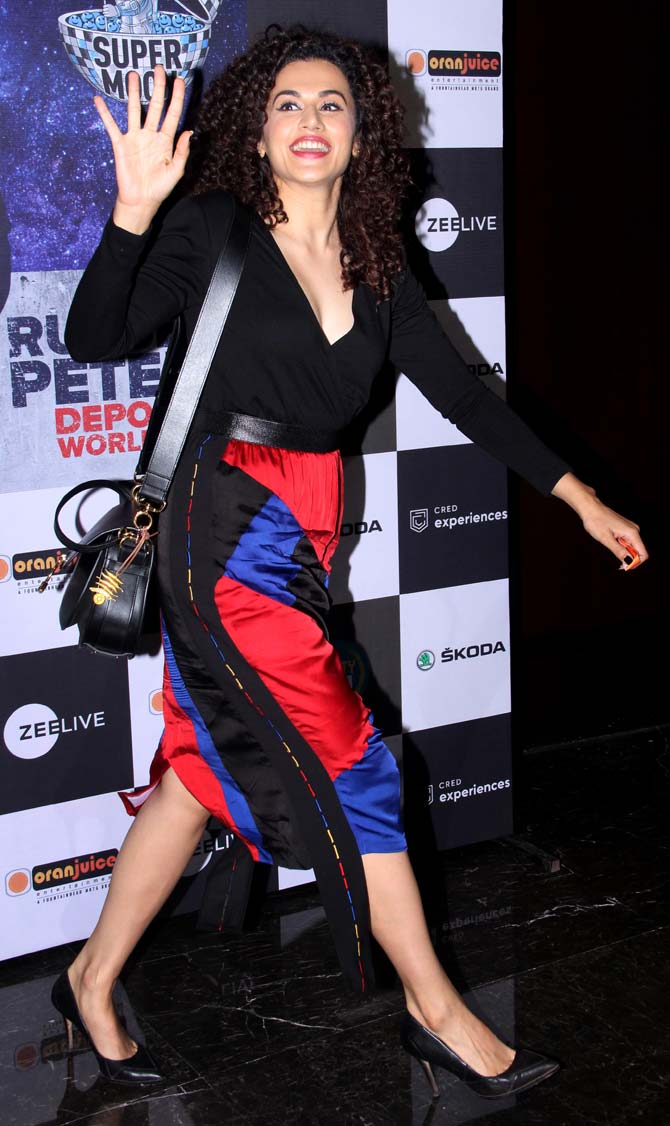 Vicky Kaushal's Manmarziyaan co-star Taapsee Pannu looked super excited as she was clicked at Russell Peters' show. Taapsee looked gorgeous in a black blouse, paired with a colour-blocked skirt.