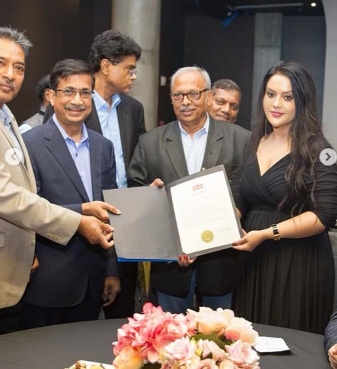 Amruta Fadnavis took to Instagram to share inside photos of the musical event at Dallas- Texas. For the event, Amruta wore a stunning black cold-shoulder gown as she enthralled the audience with her singing skills.