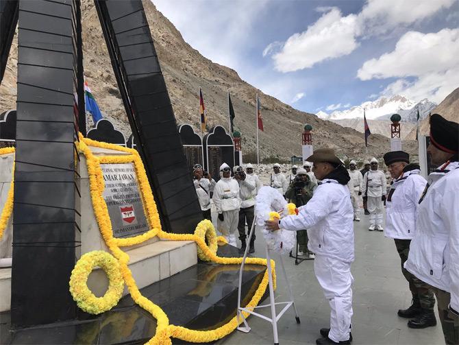 Rajnath Singh paid tributes to the martyred soldiers of the Indian army who sacrificed their lives while serving in the Siachen glacier. While sharing the photos of his visit, Rajnath wrote: The nation will always remain indebted to their service and sacrifice.
In pic: Rajnath Singh lays a wreath at the Siachen war memorial.