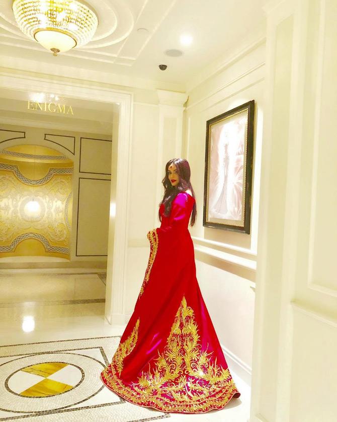 Ruby Dhalla who is an actor and politician par excellence is also a model and she even finished as a runner-up in the 1993 Miss India-Canada pageant.
In pic: Ruby Dhalla shines in a red saree as she is all set to attend a wedding in Dubai.