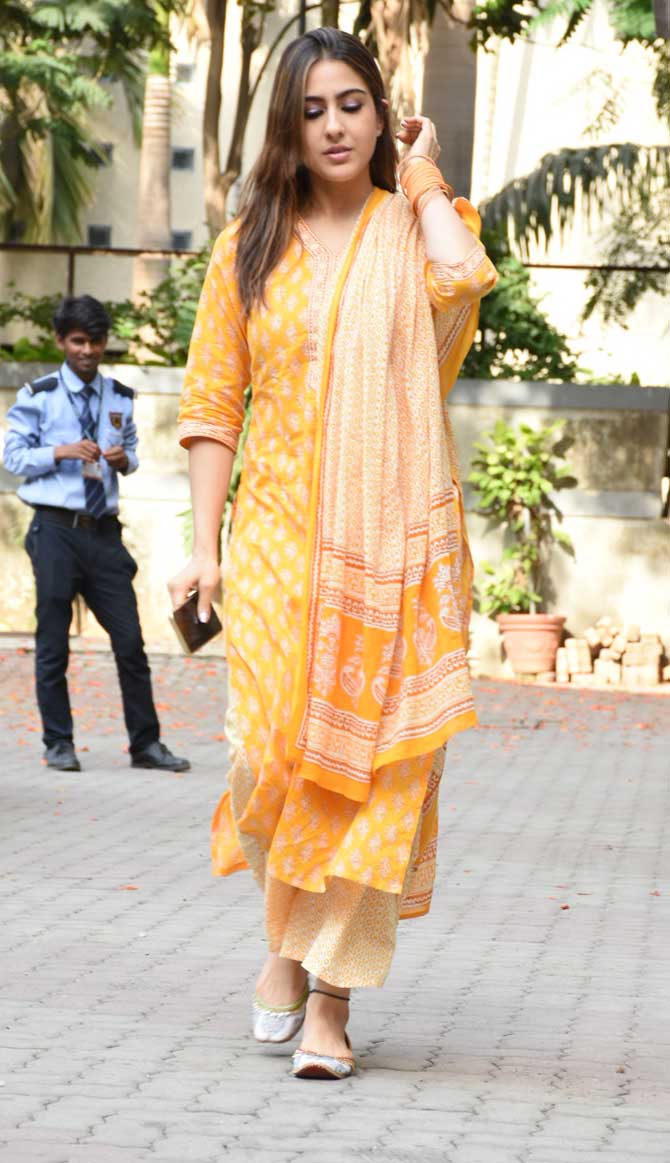 Sara Ali Khan looked elegant in the salwar-kameez look, we must say! We loved her silver juttis too.