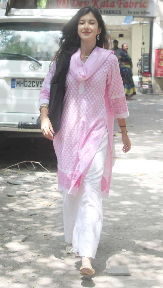 Sara Ali Khan or Shanaya Kapoor, who rocked the 'Salwar Kameez' look?