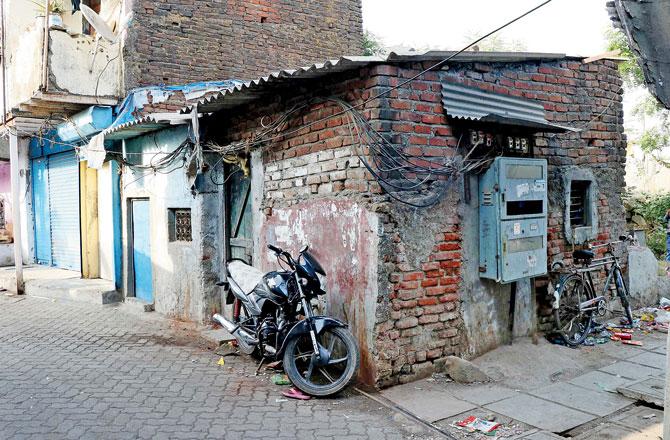 Gupta and his family lived in a dilapidated room in Kurla West. While his family shifted to Diva three years ago, he stayed back and moved into a rented room with friends. Pics/Rajesh Gupta