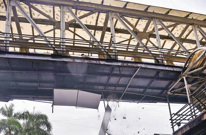 The acrylic sheet of the Bandra skywalk fell apart on Wednesday, injuring three women. Pics/Atul Kamble and Pradeep Dhivar