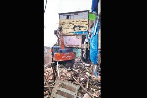 100 illegal structures on nullahs razed in five days by BMC