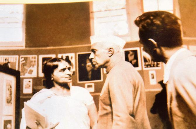 Jawarharlal Nehru with Dhond at an exhibition at Sir JJ School of Art in the 