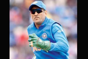 Politicians back MS Dhoni over 'Balidaan Badge' on his glove