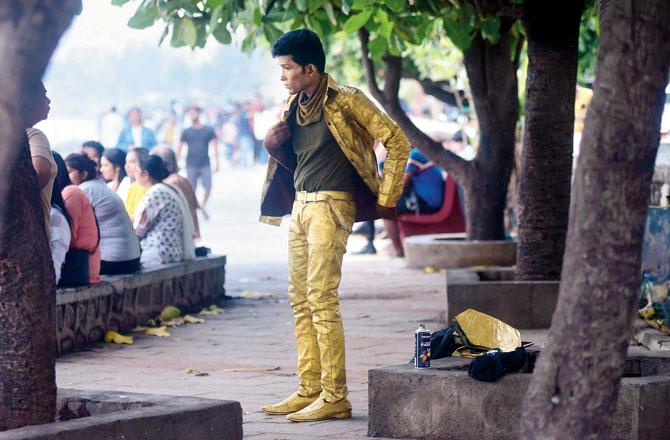Twenty-one-year-old Girjesh Gaud owns only one set of coat and pants, which he washes once a month at home. Every day, he sprays on a coast of gold to cover the patches that have turned black over time. His rent for his Jogeshwari tenement is Rs 6,000. He spends most of the Rs 20,000 that he earns in a month on food and his daily commute, unable to save much. Pics/Bipin Kokate & Sneha Kharabe