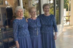 Grannies arrive at wedding in the same blue dress; Twitter loves it!