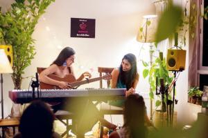 An app for intimate gigs for musicians to set in their own living room