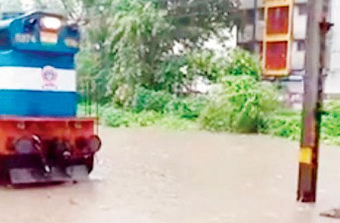 Chennai Express stranded on the tracks near Kanjurmarg
