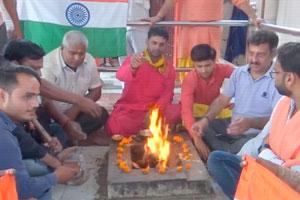 Fans perform 'Hawan' for India's victory against West Indies!