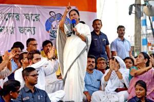 Mamata Banerjee gives 4-hour ultimatum to doctors to resume work